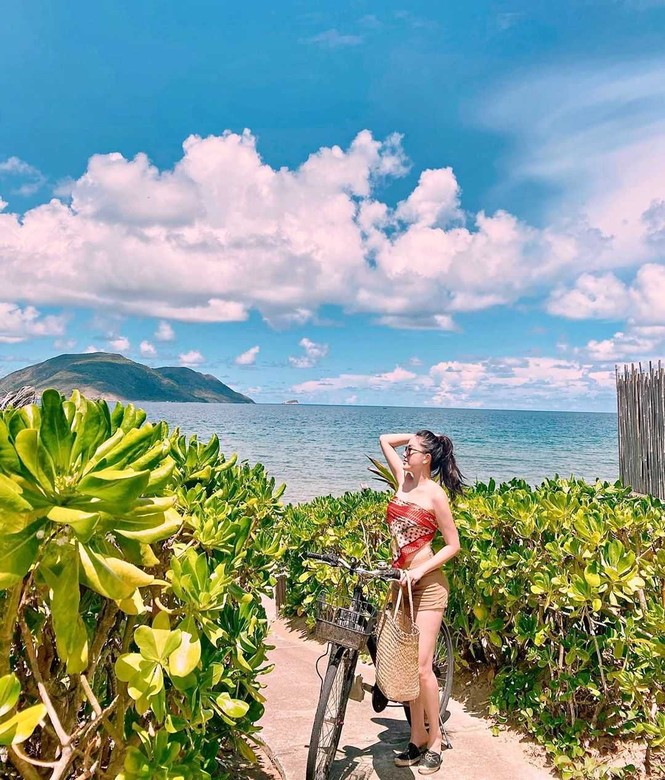 Sắc màu mùa Hè tươi mát tràn ngập trong phong cách thời trang của sao Việt tuần qua - ảnh 10