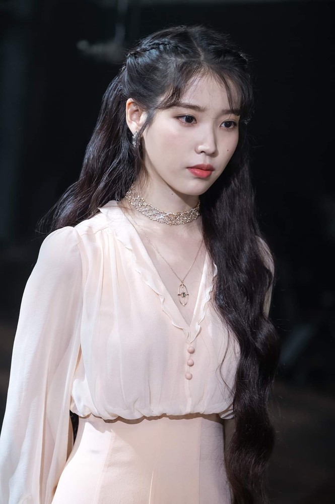 Tạo hình của Irene (Red Velvet) trong buổi live mới nhất giống hệt IU trong Hotel Del Luna - ảnh 7