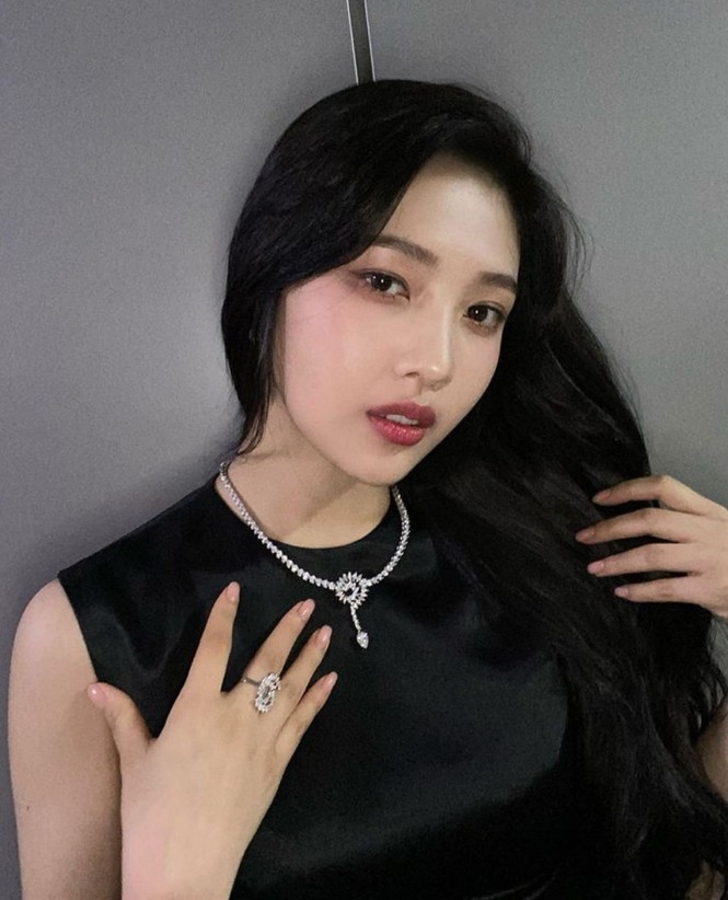 Đeo bộ trang sức trị giá hơn 10 tỉ đồng, Joy (Red Velvet)