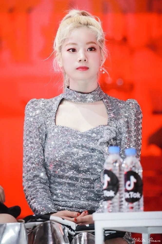 Màn “đụng hàng” váy lấp lánh của Jeon Somi và Dahyun (TWICE), ai được khen nhiều hơn? - ảnh 4