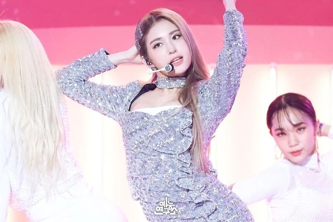 Màn “đụng hàng” váy lấp lánh của Jeon Somi và Dahyun (TWICE), ai được khen nhiều hơn? - ảnh 2