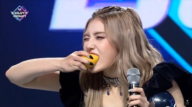 Lý do Jeon Somi phải ăn một quả chanh cực chua sau khi giành cúp của show âm nhạc Mnet - ảnh 2