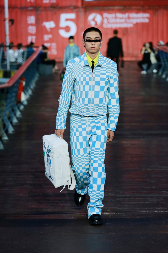 Nhờ Ngô Diệc Phàm ôm bóng bay khổng lồ, show của Louis Vuitton thu hút 100 triệu lượt xem - ảnh 4