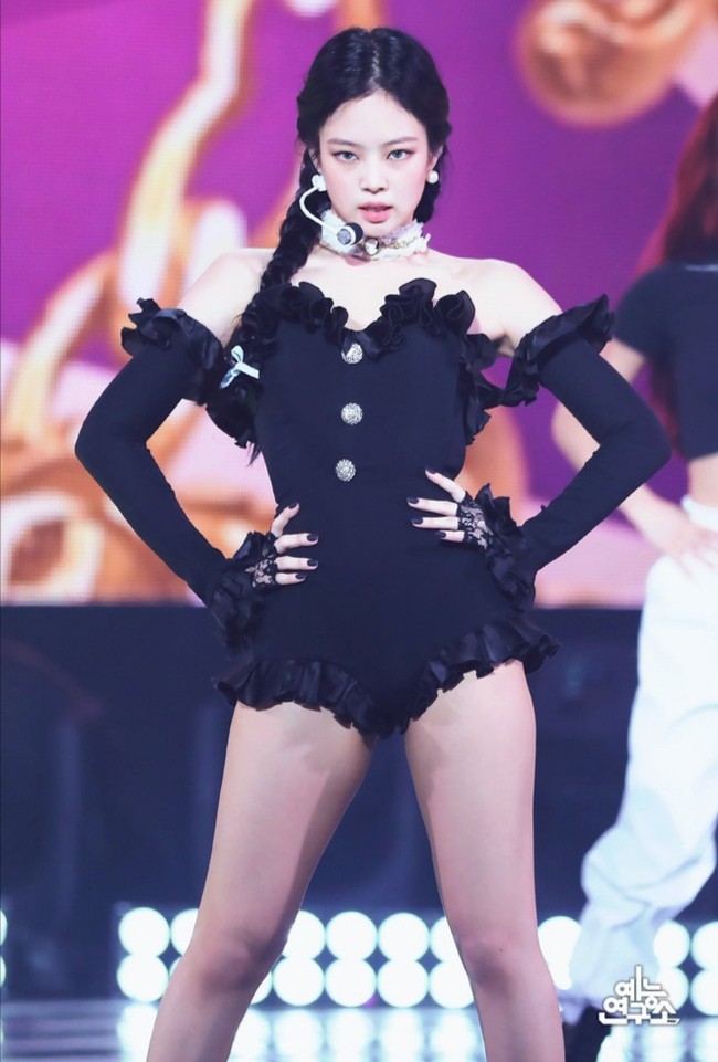 Trương Vũ Kỳ gây bão với body đỉnh trên Tỷ Tỷ Đạp Gió Rẽ Sóng, outfit “đụng hàng