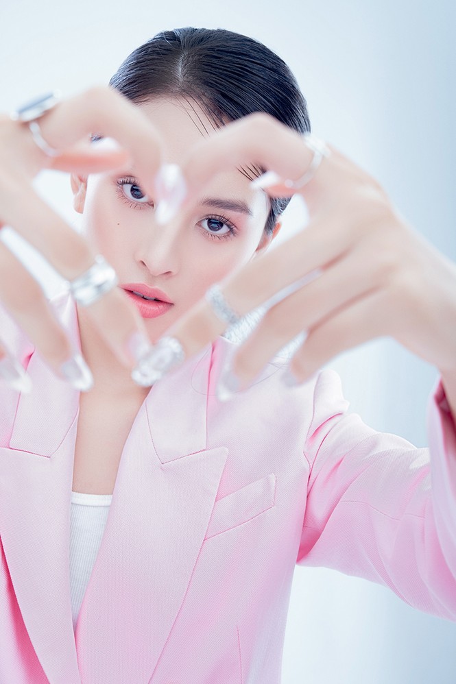 Hoa hậu Tiểu Vy đón tuổi mới bằng bộ ảnh trong veo, khoe visual xinh như idol Hàn - ảnh 4