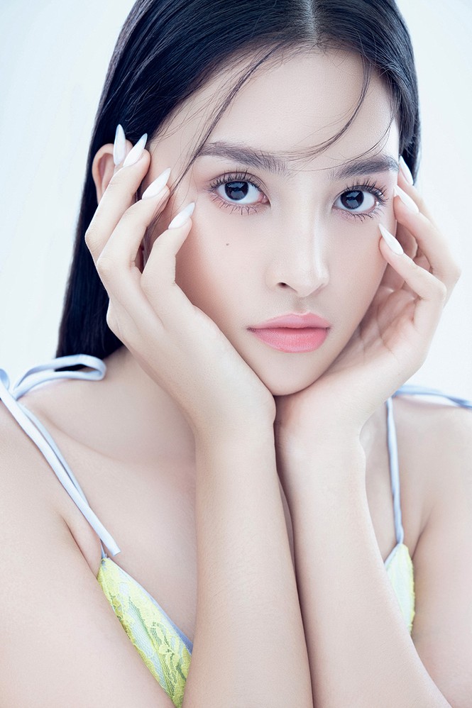 Hoa hậu Tiểu Vy đón tuổi mới bằng bộ ảnh trong veo, khoe visual xinh như idol Hàn - ảnh 1