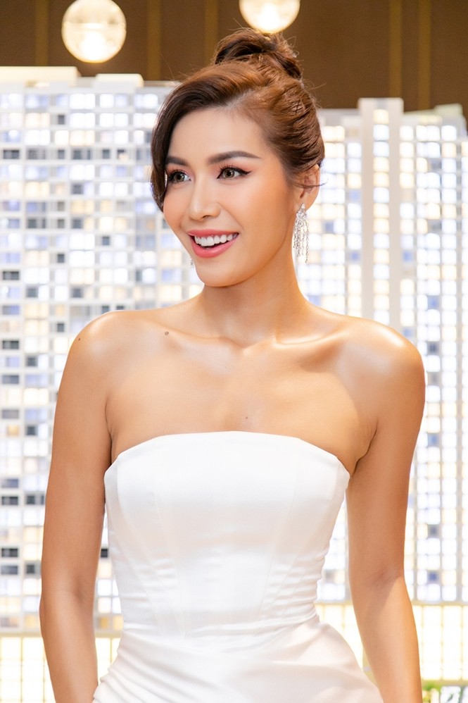 Minh Tú – Tiểu Vy mặc đồ đối lập phong cách, khoe nhan sắc xinh tươi cá tính - ảnh 1