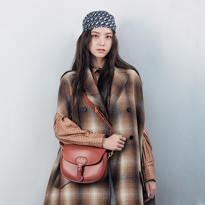 Vì sao Jisoo BLACKPINK chụp loạt ảnh cho BST mới của Dior chỉ dùng duy nhất một mẫu túi? - ảnh 3