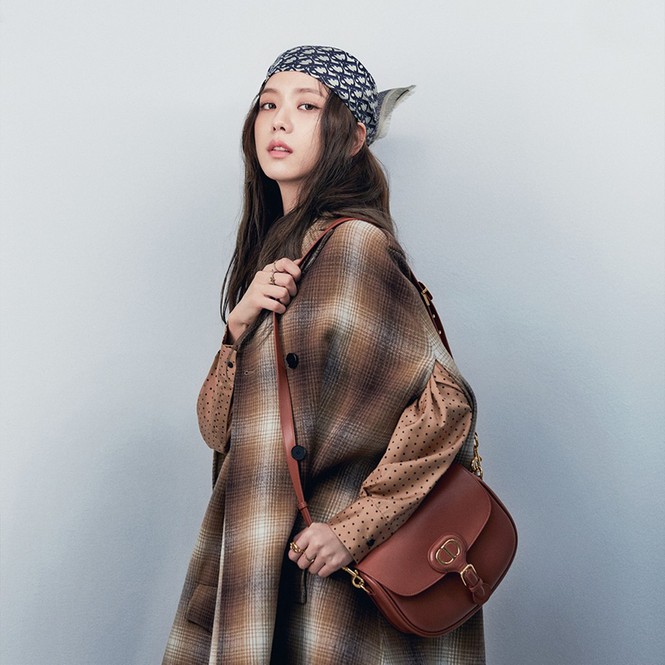 Vì sao Jisoo BLACKPINK chụp loạt ảnh cho BST mới của Dior chỉ dùng duy nhất một mẫu túi? - ảnh 5