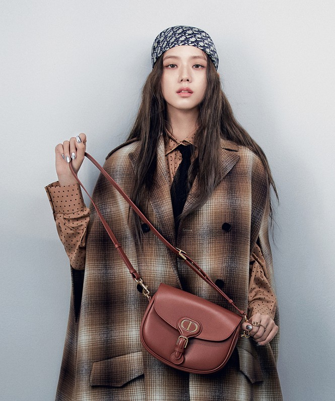 Vì sao Jisoo BLACKPINK chụp loạt ảnh cho BST mới của Dior chỉ dùng duy nhất một mẫu túi? - ảnh 4