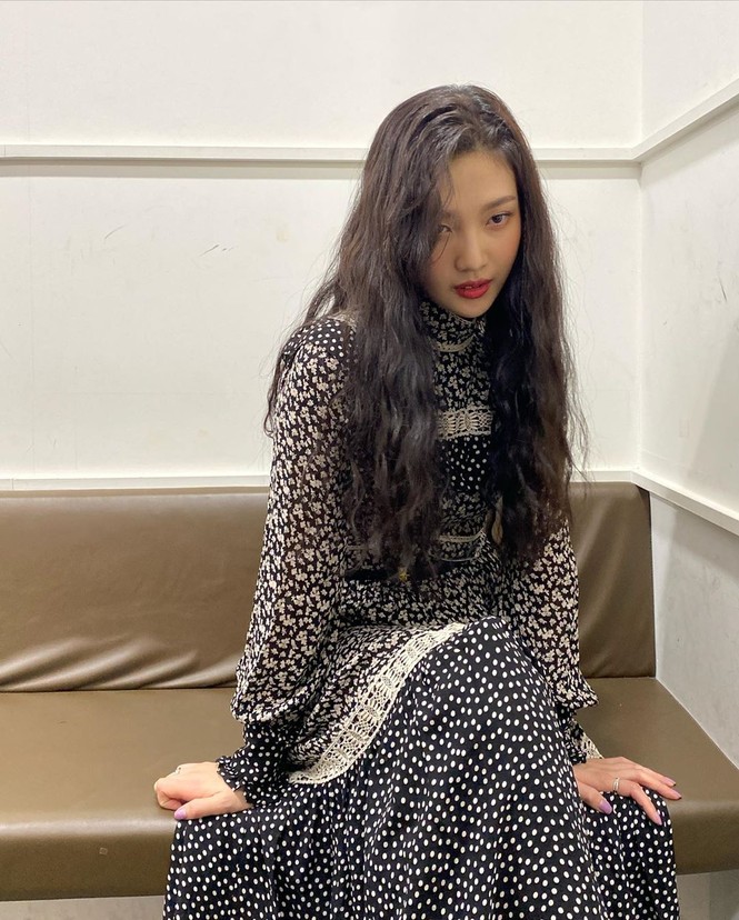 “Đụng hàng” bộ váy 100 triệu đồng với Seo Ye Ji, Joy (Red Velvet) bị chê trông xuề xòa hơn - ảnh 4