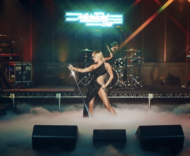 Diện trang phục của Công Trí, Miley Cyrus đẹp lấp lánh cực kỳ xuất sắc trên sân khấu - ảnh 1