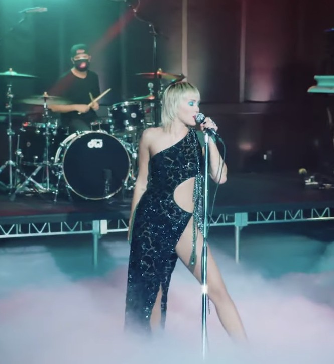 Diện trang phục của Công Trí, Miley Cyrus đẹp lấp lánh cực kỳ xuất sắc trên sân khấu - ảnh 3