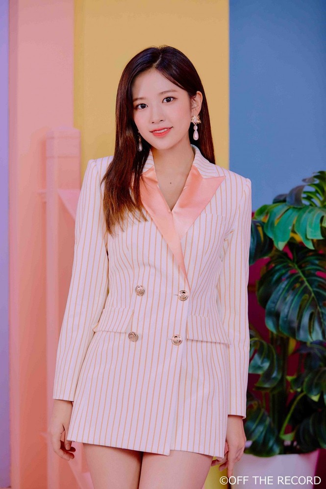 IZ*ONE bị chê ăn mặc bảo thủ, thiếu trẻ trung trong loạt ảnh