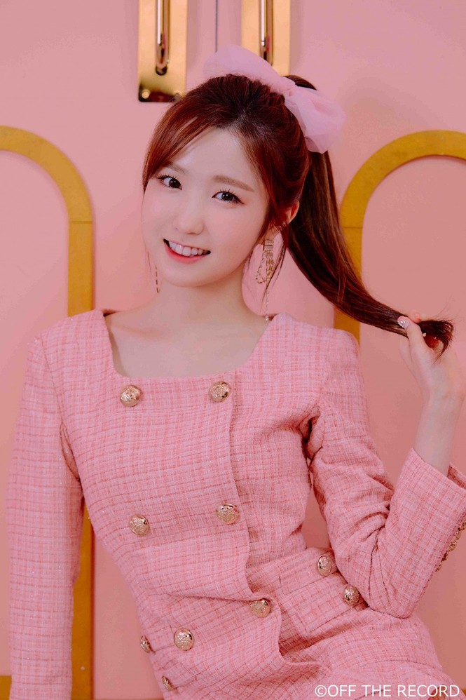 IZ*ONE bị chê ăn mặc bảo thủ, thiếu trẻ trung trong loạt ảnh