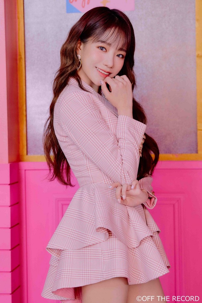 IZ*ONE bị chê ăn mặc bảo thủ, thiếu trẻ trung trong loạt ảnh