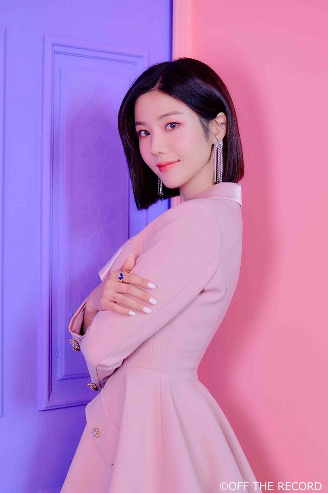 IZ*ONE bị chê ăn mặc bảo thủ, thiếu trẻ trung trong loạt ảnh