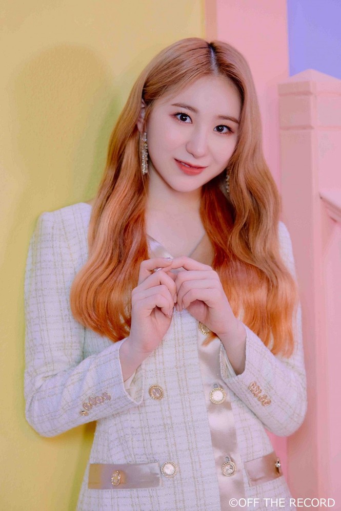 IZ*ONE bị chê ăn mặc bảo thủ, thiếu trẻ trung trong loạt ảnh