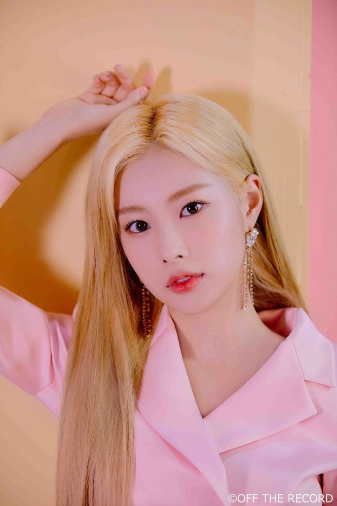 IZ*ONE bị chê ăn mặc bảo thủ, thiếu trẻ trung trong loạt ảnh