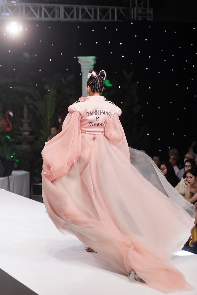 Thanh Hằng trẻ trung và cá tính trên sàn catwalk, khẳng định đẳng cấp của