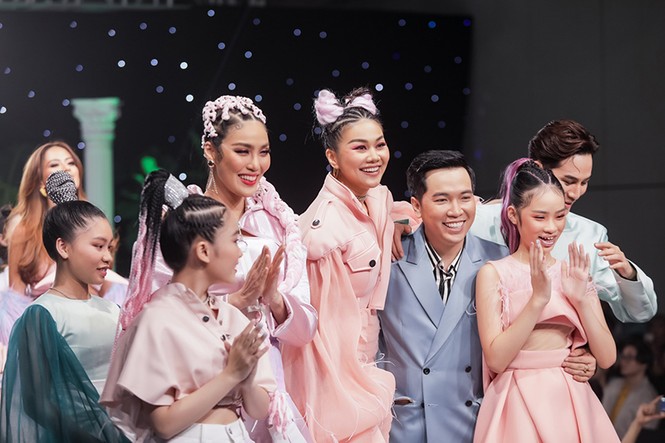 Thanh Hằng trẻ trung và cá tính trên sàn catwalk, khẳng định đẳng cấp của