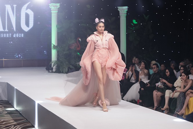 Thanh Hằng trẻ trung và cá tính trên sàn catwalk, khẳng định đẳng cấp của
