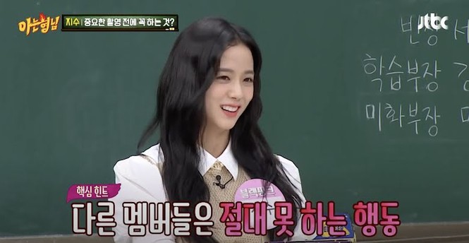 Cách Jisoo làm đẹp trước mỗi lần chụp hình rất đơn giản, nhưng lại là điều cấm kị của idol - ảnh 1