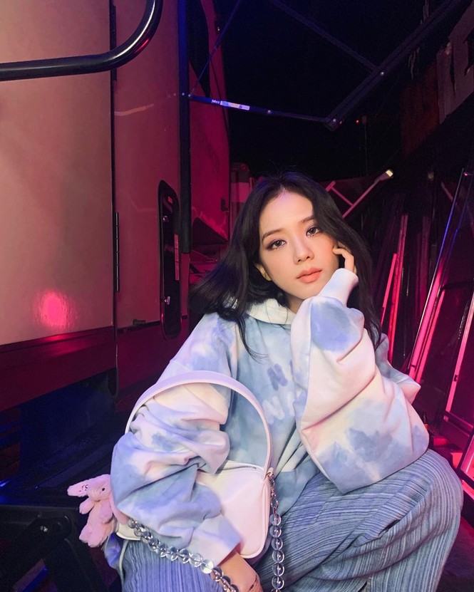 Đụng hàng chiếc áo hoodie, Jisoo (BLACKPINK) mix đồ “cao tay” hơn hẳn Yeri (Red Velvet) - ảnh 2
