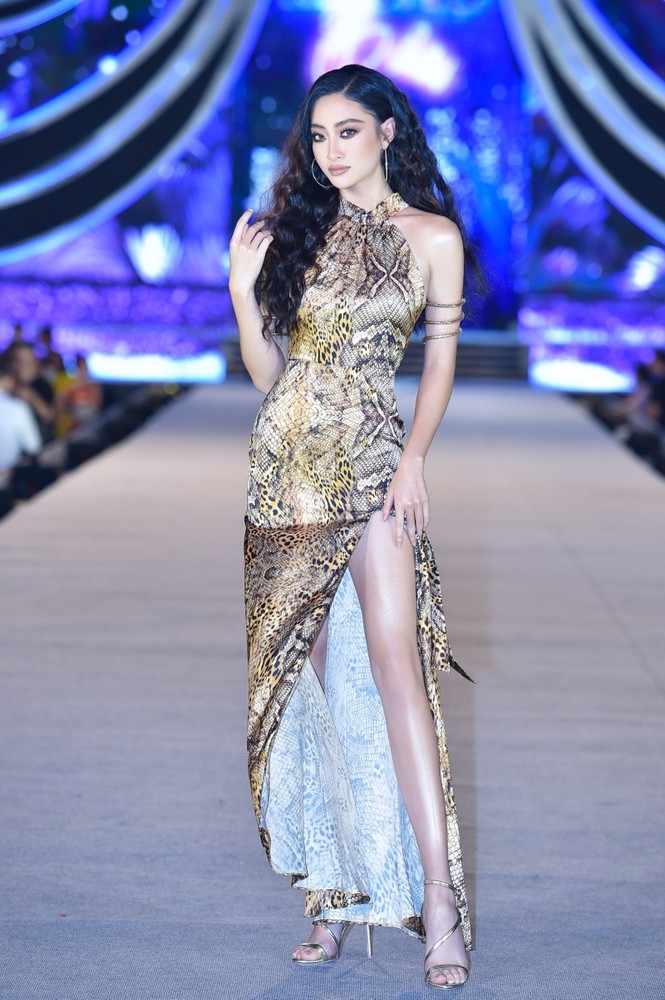 Tiểu Vy, Mỹ Linh, Lương Thuỳ Linh khoe vai trần & chân dài cực phẩm đêm thi Người đẹp Biển - ảnh 6