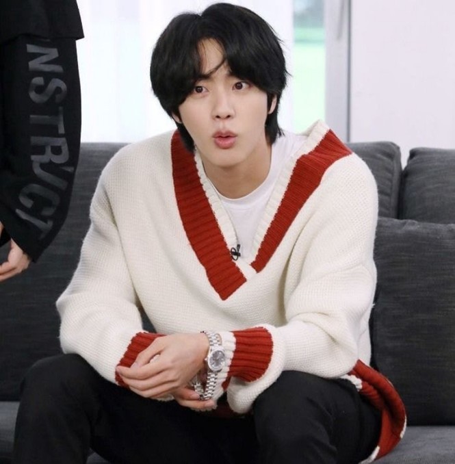 Áo len và đồng hồ của Jin (BTS) có giá tiền chênh lệch cỡ nào mà khiến netizen sửng sốt - ảnh 2