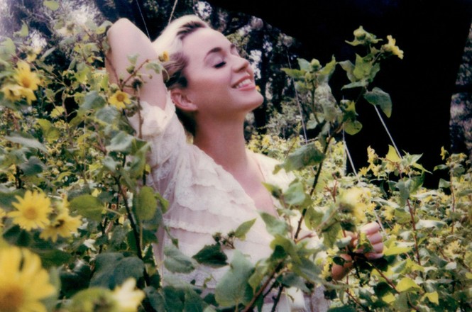 Sát ngày lâm bồn, Katy Perry vẫn thừa sức “gây bão” với single mới “Daisies” - ảnh 2