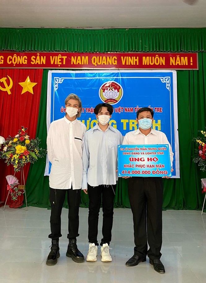 Nguyễn Trần Trung Quân - Denis Đặng xuống Bến Tre trao tặng nước ngọt cho bà con - ảnh 5