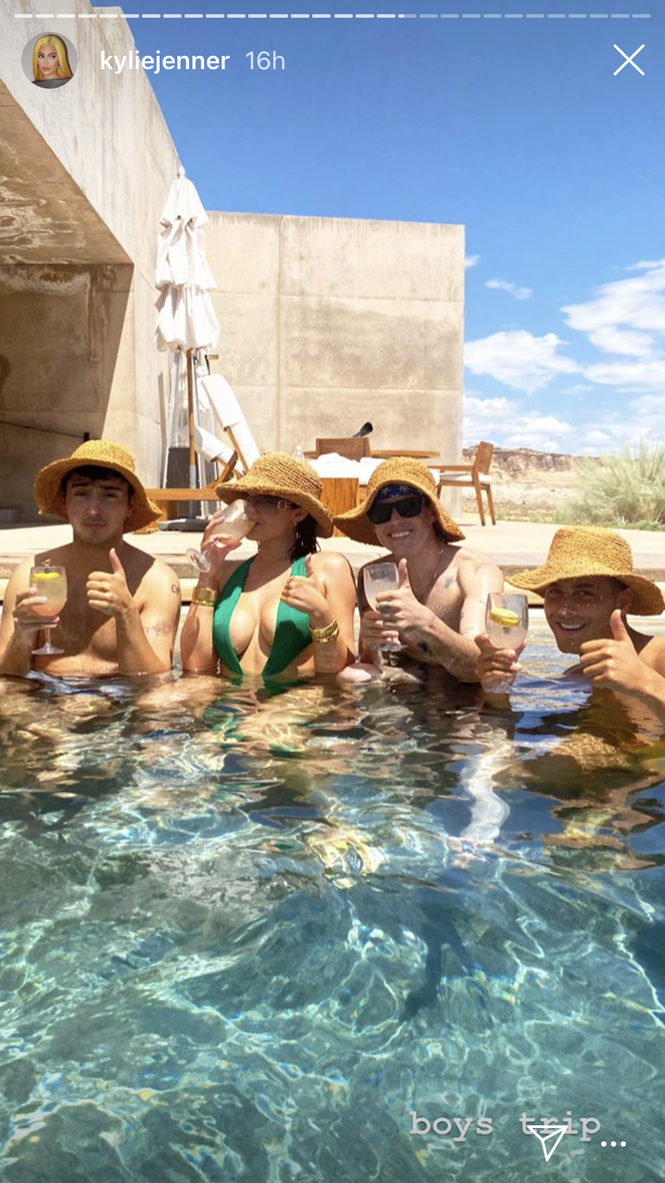 Bất chấp lệnh cấm, Kylie và Kendall Jenner vẫn đi du lịch ở Utah với bạn bè - ảnh 3
