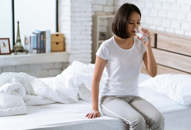 Cứ tưởng uống nước là chuyện siêu đơn giản nhưng thực ra vẫn có người uống sai cách - ảnh 1