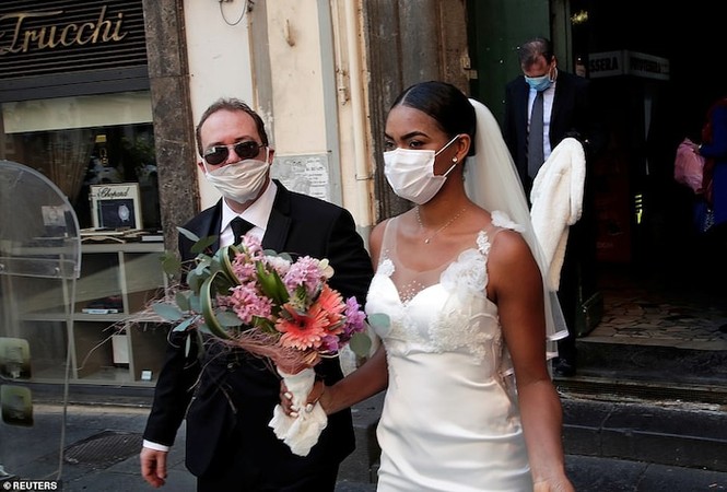 Nụ hôn qua lớp khẩu trang của cặp đôi Italy cùng lễ cưới không khách mời mùa dịch COVID-19 - ảnh 5