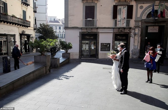 Nụ hôn qua lớp khẩu trang của cặp đôi Italy cùng lễ cưới không khách mời mùa dịch COVID-19 - ảnh 3