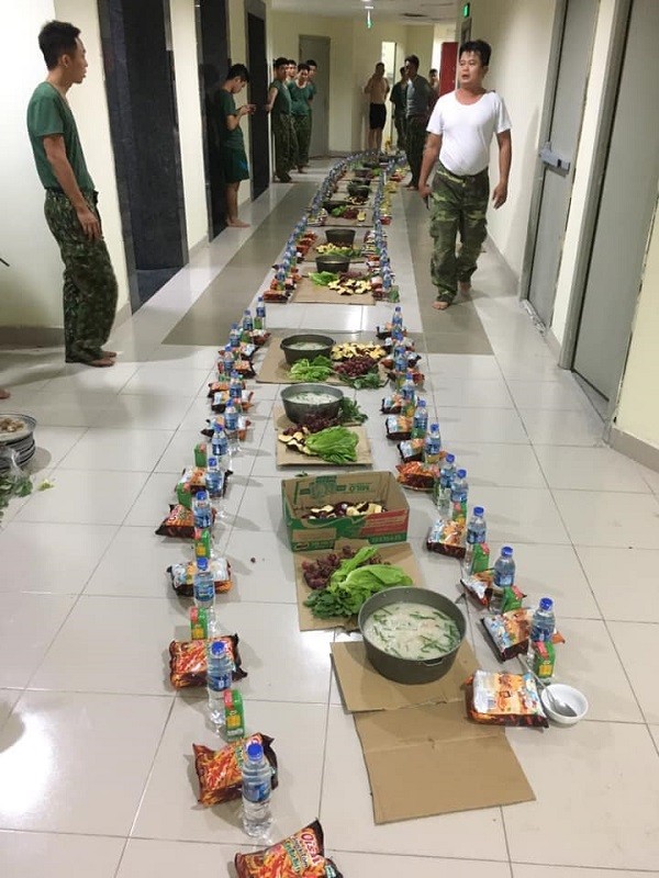 Bữa ăn muộn ở hành lang của các chiến sĩ khu cách ly: Tuyệt vời hơn mọi menu đắt tiền! - ảnh 1