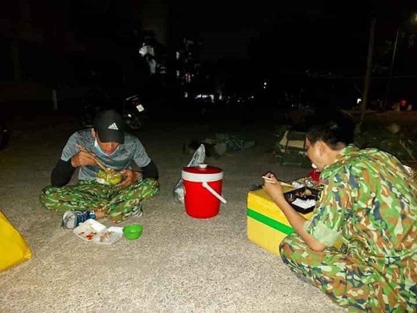 Bữa ăn muộn ở hành lang của các chiến sĩ khu cách ly: Tuyệt vời hơn mọi menu đắt tiền! - ảnh 4