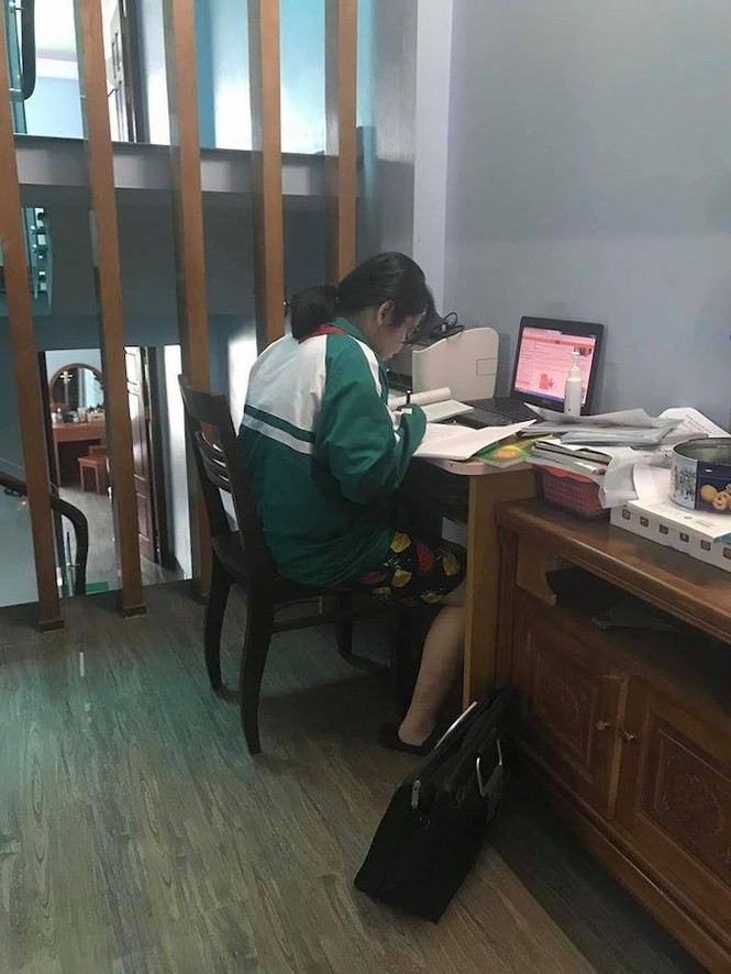 Bạn teen mặc đồng phục, đeo khăn quàng khi học trực tuyến nhận