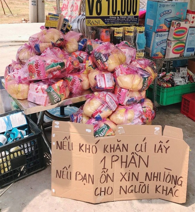 Quầy tạp hoá miễn phí mì tôm, gạo cho người dân mùa dịch: