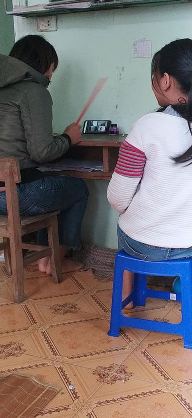 Hành động của bà mẹ trong buổi họp phụ huynh online khiến người xem “cười ra nước mắt“ - ảnh 1