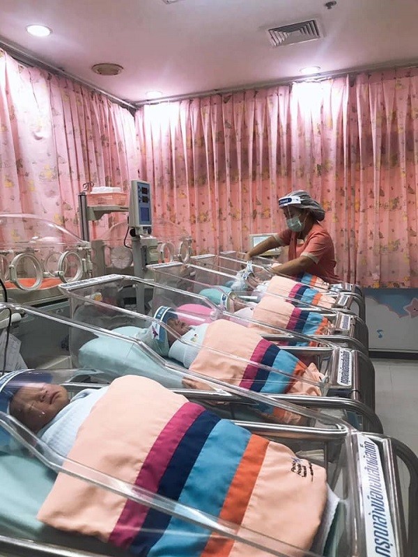 Sinh ra trong mùa dịch COVID-19, những em bé sơ sinh được trang bị mặt nạ chống virus - ảnh 4