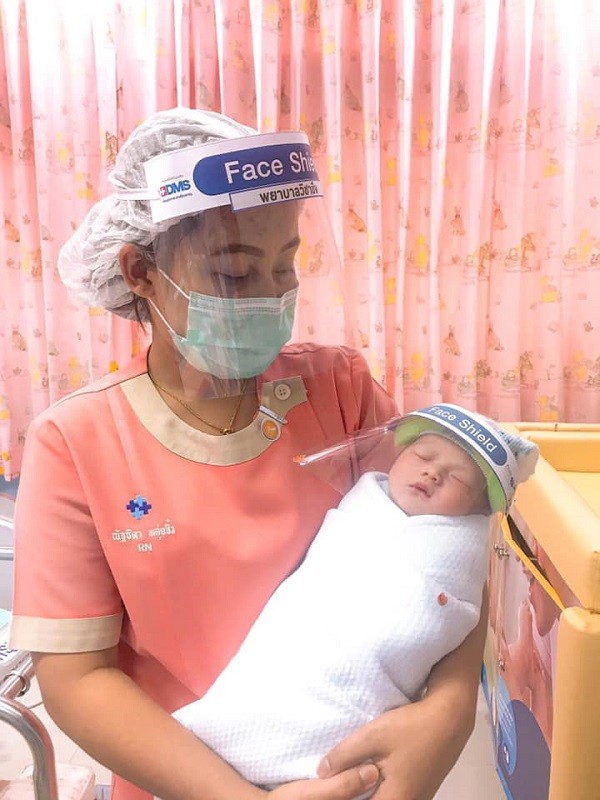 Sinh ra trong mùa dịch COVID-19, những em bé sơ sinh được trang bị mặt nạ chống virus - ảnh 5