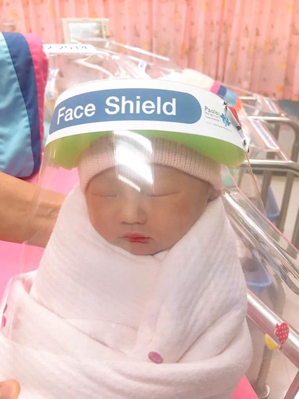 Sinh ra trong mùa dịch COVID-19, những em bé sơ sinh được trang bị mặt nạ chống virus - ảnh 1