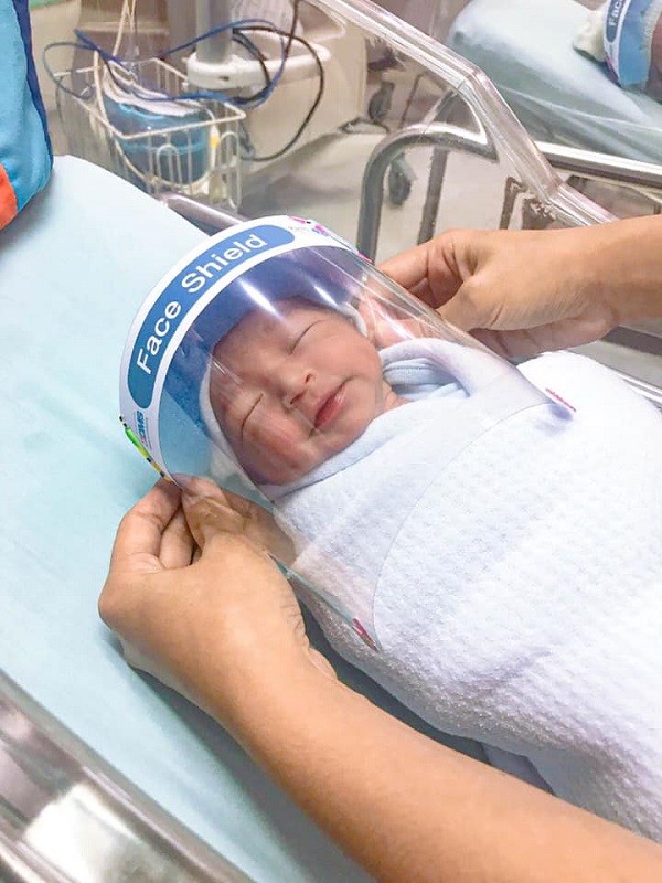 Sinh ra trong mùa dịch COVID-19, những em bé sơ sinh được trang bị mặt nạ chống virus - ảnh 2