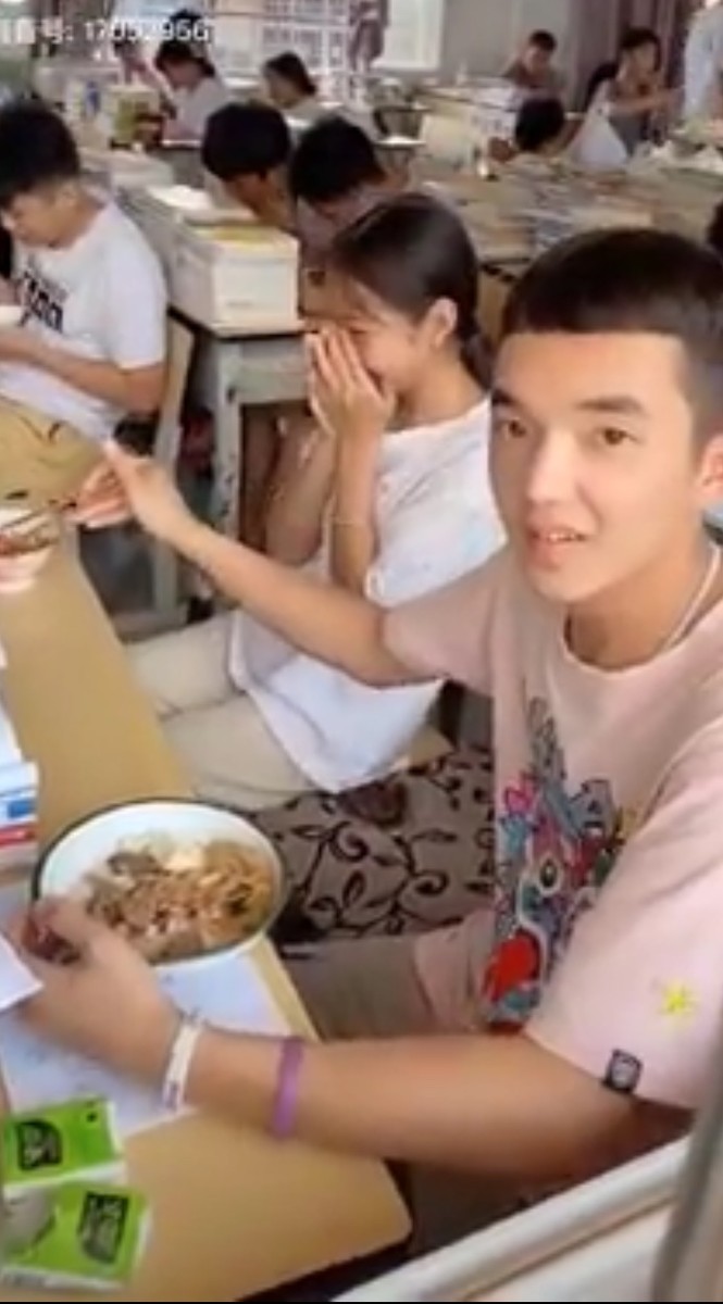 Clip đáng yêu nhất hôm nay: Nam sinh nhường thịt cho bạn nữ cùng bàn trong giờ ăn trưa - ảnh 1