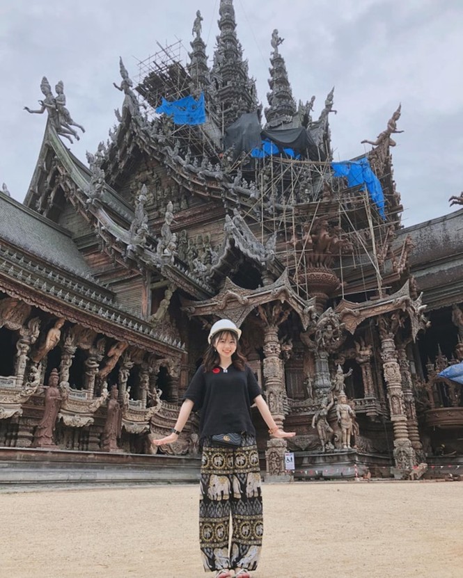Bạn gái mới Quang Hải gây