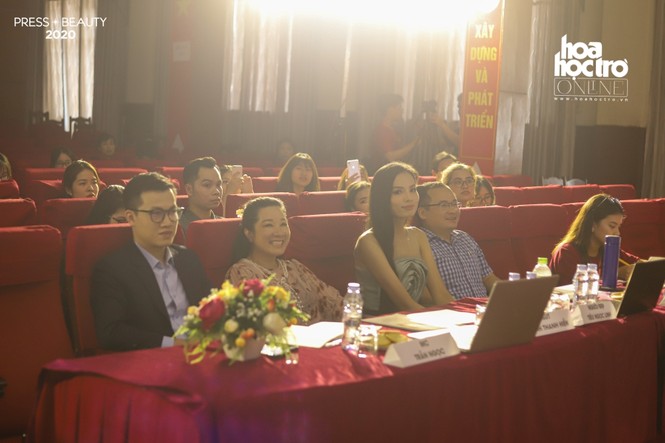 Press Beauty 2020: Các nữ sinh Báo chí