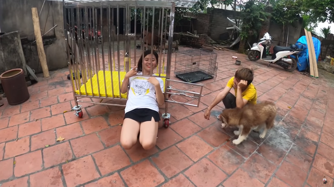 Con trai bà Tân Vlog gây xôn xao mạng xã hội vì hành động nhốt em gái vào cũi chó - ảnh 5