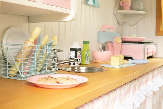 Giữ đúng lời hứa, ông bố trẻ tự tay xây nhà 2 tầng mini đầy đủ tiện nghi tặng con gái - ảnh 13